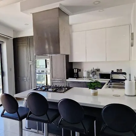 Penthouse In St Julian شقة